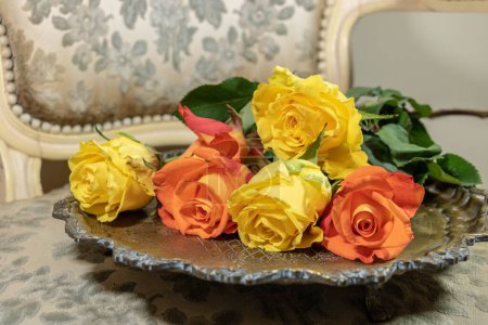 Téléchargez les photos : Bouquet de roses placé sur un plateau de cuivre dans le boudoir de Madame - en image libre de droit