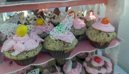 Téléchargez les photos : Différents types de cupcakes sur un stand de gâteau - en image libre de droit
