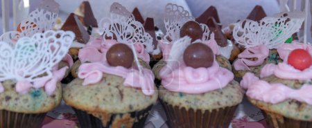 Téléchargez les photos : Rangée de cupcakes à la dentelle de sucre et glaçage royal - en image libre de droit