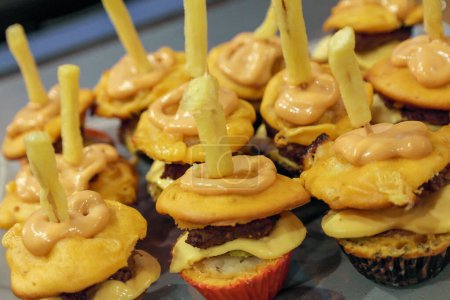 Téléchargez les photos : Cupcakes salés en forme de hamburger avec des frites en garniture - en image libre de droit