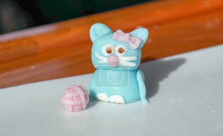 Foto de Gato y su bola de hilo coronando cupcake en el modelado de pasta de azúcar - Imagen libre de derechos