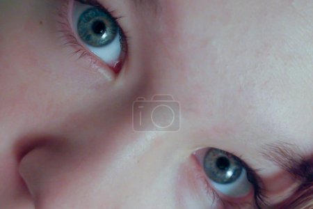 Téléchargez les photos : Gros plan portrait des yeux bleus d'une jeune femme caucasienne - en image libre de droit