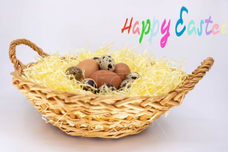 Téléchargez les photos : Œufs de Pâques dans la ferme œufs sur le fond, gros plan - en image libre de droit