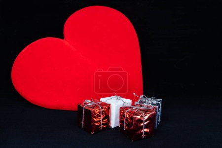 Foto de Sentimientos y regalos, un gran corazón rojo en símbolo de amor y paquetes de regalo - Imagen libre de derechos