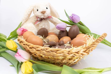 Téléchargez les photos : Lapin de Pâques dans un nid avec des tulipes et des œufs de Pâques - en image libre de droit