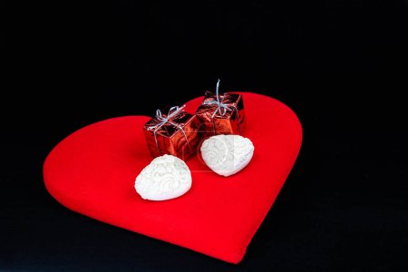 Foto de Regalo de amor y cumpleaños, día de San Valentín de fondo, primer plano - Imagen libre de derechos