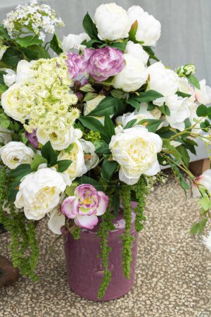 weiße und lila Blumen, eleganter weiblicher Blumenstrauß für die Hochzeit mit Rosen und Pfingstrosen