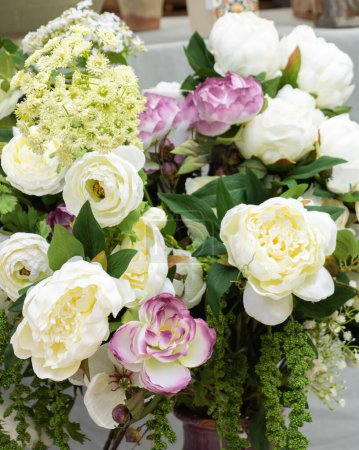 Foto de Flores blancas y moradas, elegante ramo femenino de flores para bodas con rosas y peonías - Imagen libre de derechos