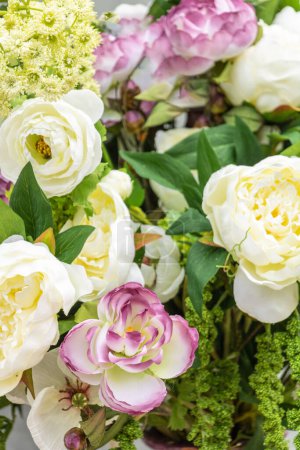 Foto de Flores blancas y moradas, elegante ramo femenino de flores para bodas con rosas y peonías - Imagen libre de derechos