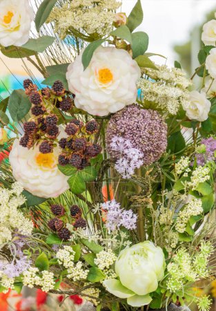 Téléchargez les photos : Fleurs blanches et violettes, élégant bouquet féminin de fleurs pour mariage avec des roses et des pivoines - en image libre de droit