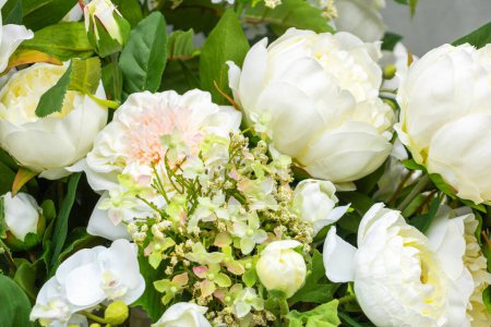 weiße und lila Blumen, eleganter weiblicher Blumenstrauß für die Hochzeit mit Rosen und Pfingstrosen
