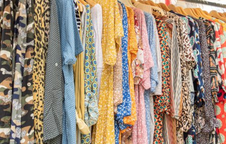 Téléchargez les photos : Rangée de robes d'été en tissu sur magasin de vêtements magasin de vêtements - en image libre de droit