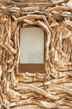Foto de Fondo, frontera de recursos gráficos realizada en rama de madera a la deriva lavada por el mar con en el centro un espacio vacío para texto en madera y blanco - Imagen libre de derechos