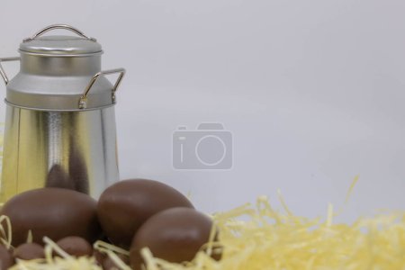 Foto de Pascua en la granja, productos lácteos, huevos de chocolate y jarra de leche anticuada - Imagen libre de derechos