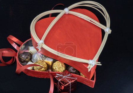 Téléchargez les photos : Amour boîte de chocolat en forme de coeur - en image libre de droit