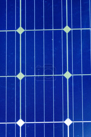 Foto de Detalle sobre las células fotovoltaicas de un panel solar azul flexible para una autonomía energética en los barcos - Imagen libre de derechos