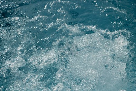 Téléchargez les photos : Surf de la mer, bulle d'air dans l'eau mousse dans un jacuzzi - en image libre de droit