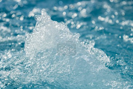 Foto de Oleaje del mar, burbuja de aire en la espuma de agua en un jacuzzi - Imagen libre de derechos