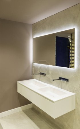 Modernes Badezimmer im skandinavischen Stil hygge mit Waschtisch-Einheit Doppelbad Waschbecken und einem großen Spiegel mit Hintergrundbeleuchtung