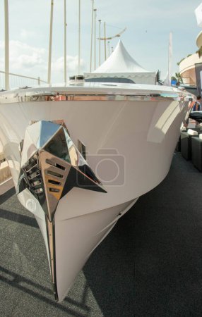 Téléchargez les photos : Bateau Cadillac, salon nautique 2018 Cannes, France - en image libre de droit