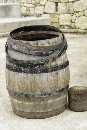 Téléchargez les photos : Production traditionnelle et artisanale d'un tonneau de vin par un maître tonnelier dans le sud de la France en Provence bois et métal - en image libre de droit