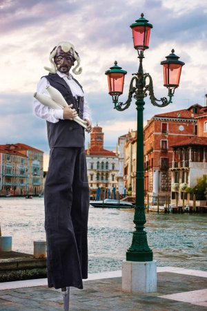 Téléchargez les photos : Lampe sur la rue au Grand Canal près de la Place Saint Marc à Venise, Italie. - en image libre de droit
