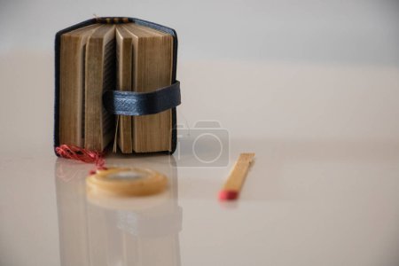 Téléchargez les photos : Livre de prières miniature avec sa loupe et sa reliure en cuir - en image libre de droit