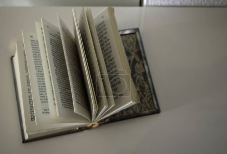 Téléchargez les photos : Le livre saint le Coran sur fond blanc - en image libre de droit
