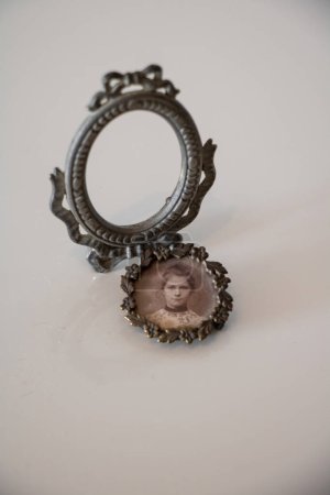 Foto de Mini marco de espejo en miniatura y foto vintage - Imagen libre de derechos