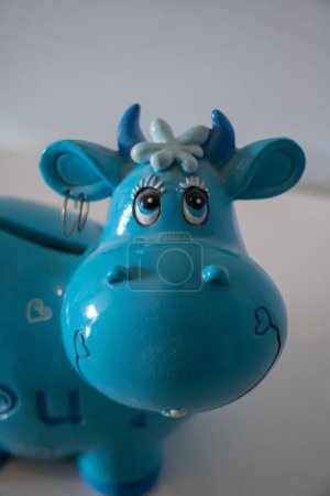 Sparschwein in Form einer blauen Kuh, ausgeschnittener Gegenstand