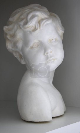 Téléchargez les photos : Buste en plâtre réalisé selon le modèle d'un enfant, objet découpé - en image libre de droit