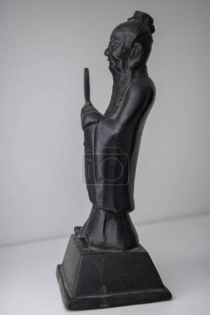 Téléchargez les photos : Statuette chinoise en bronze noir de profil sur fond blanc, objet découpé - en image libre de droit