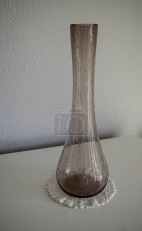 Soliflore rose soufflé verre sur napperon blanc, objet découpé