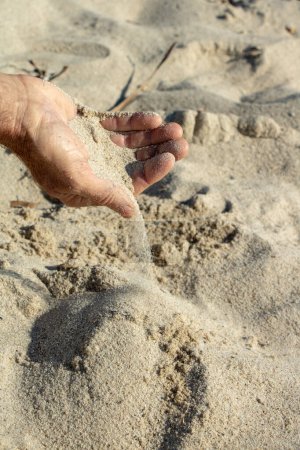 Principal homme jetant une poignée de sable concept de temps passant des choses qui nous échappent