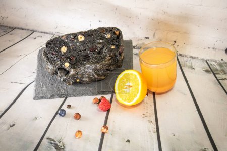 Téléchargez les photos : Bon pain de charbon et fruits secs pour plein de vitamines et de vitalité - en image libre de droit