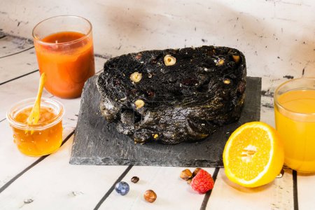 Foto de Buen pan de carbón y frutas secas para lleno de vitaminas y vitalidad - Imagen libre de derechos