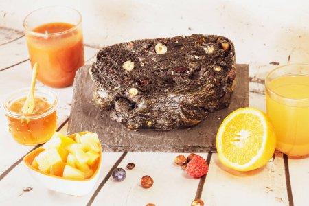 Téléchargez les photos : Bon pain de charbon et fruits secs pour plein de vitamines et de vitalité - en image libre de droit