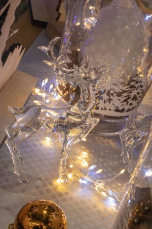 Foto de Decoraciones de Navidad y adornos en la mesa, de cerca - Imagen libre de derechos