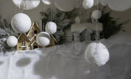 Téléchargez les photos : Décoration de Noël, village enneigé et gros flocons de neige - en image libre de droit