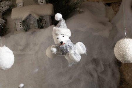Téléchargez les photos : Adorable ours de Noël dans un décor de Noël - en image libre de droit