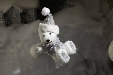 Téléchargez les photos : Adorable ours de Noël dans un décor de Noël - en image libre de droit