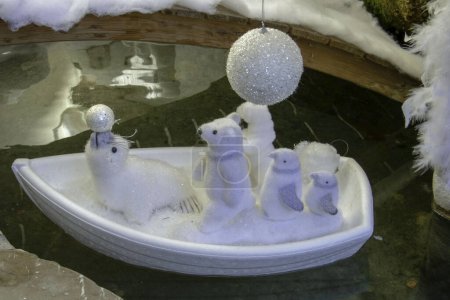 Encanto de una decoración de vivero de navidad polar con sellos de osos polares y figuritas de Provenza
