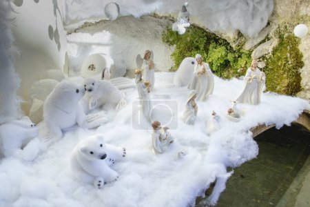 Foto de Encanto de una decoración de vivero de navidad polar con sellos de osos polares y figuritas de Provenza - Imagen libre de derechos