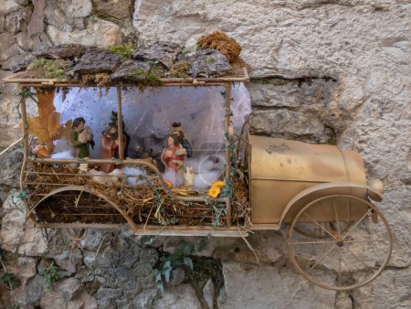 Téléchargez les photos : Crèche scène de bébé Jésus dans la vieille église - en image libre de droit