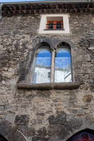 Téléchargez les photos : Fenêtres médiévales sur la façade d'une maison à Lucram, Provence, Sud de la France - en image libre de droit