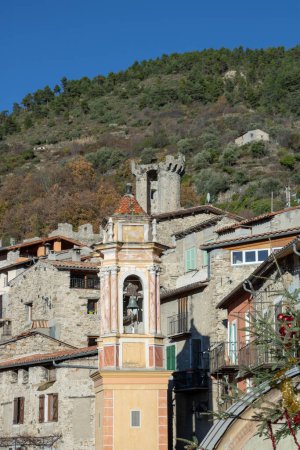 Téléchargez les photos : Vue du clocher et du donjon Lucram Provence France - en image libre de droit