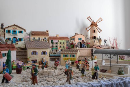 Village provençal avec son santon de Provence figurine traditionnelle du sud de la France (Mairie est Hôtel de Ville, Boulangerie est boulangerie, Poissonerie est poissonnerie et Htel est motel écrit en français)