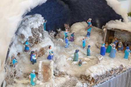 Cuna de Navidad en santons de Provence (figurita tradicional del sur de Francia), estilo de montaña