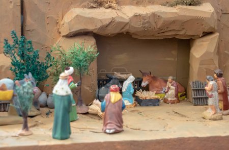 El viejo pastor y el aprendiz en un belén en santón de Provenza (figurita tradicional del sur de Francia para cunas de Navidad)