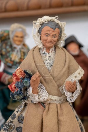 Foto de Santon de Provence (figurita tradicional del sur de Francia), mujer laca en una cuna de Navidad - Imagen libre de derechos